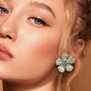 NEW ⚡️ MINDY LAM Pearl Flower Clip-on Earrings